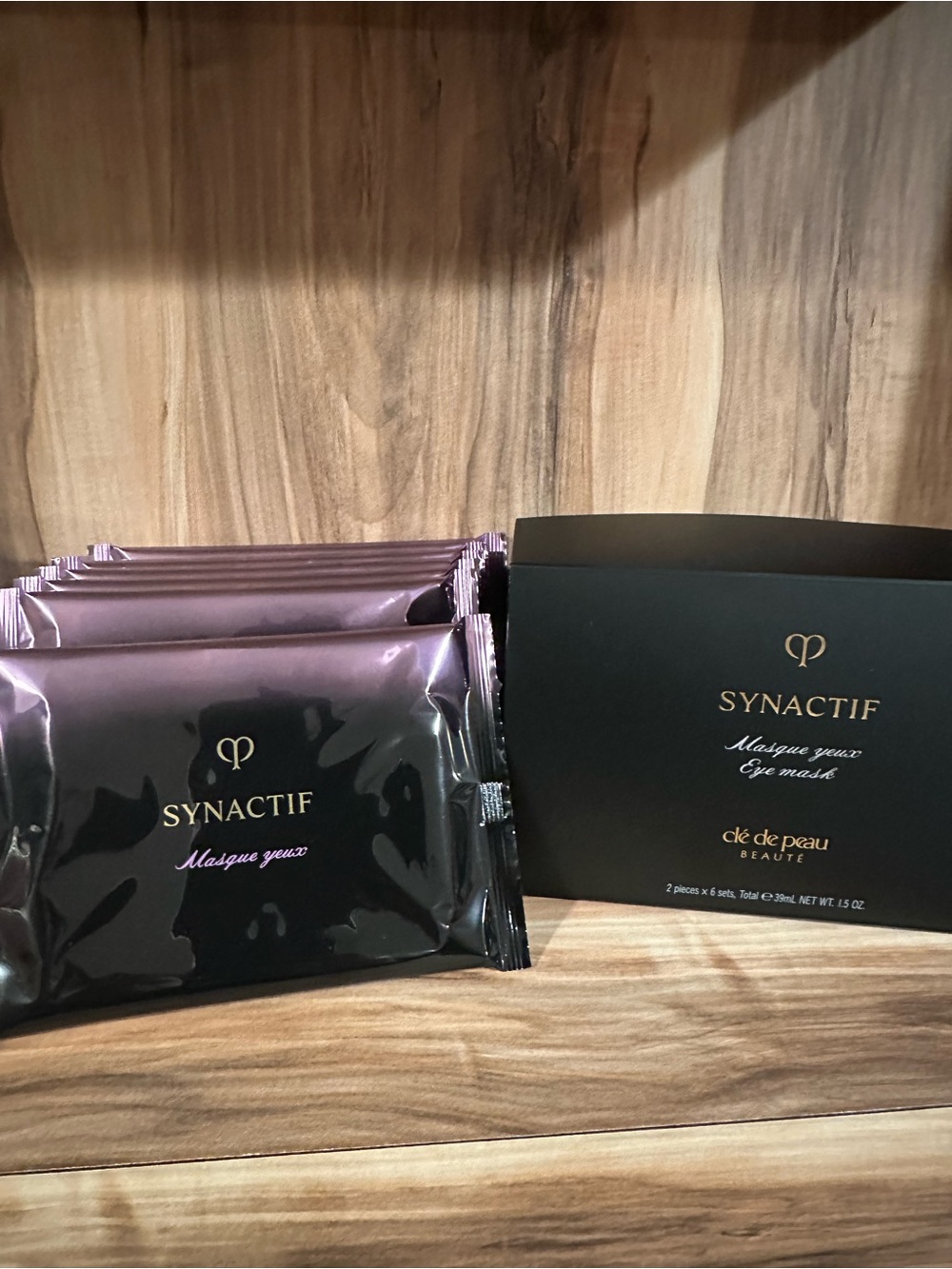cle de peau Synactif Eye Mask - Deep Purple and Gold Packaging